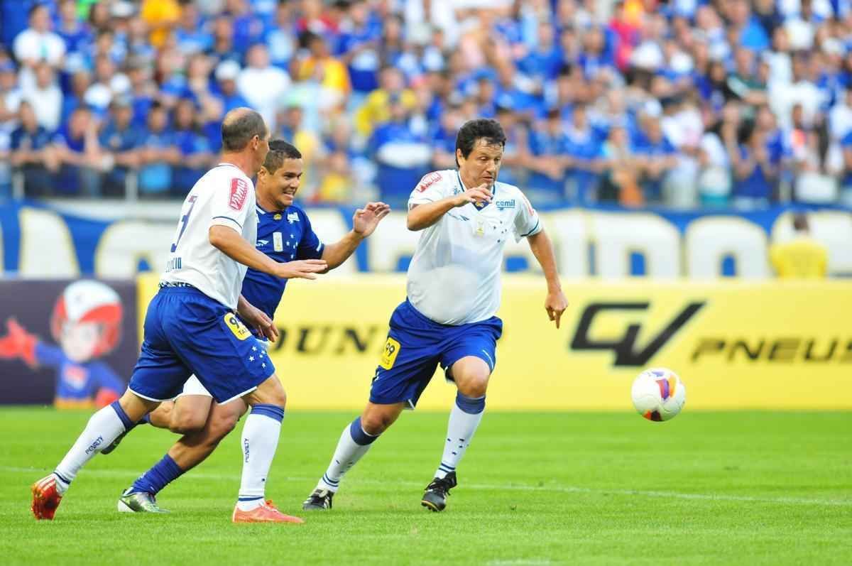 Torcida no Mineiro presenciou um jogo recheado de nostalgia neste sbado