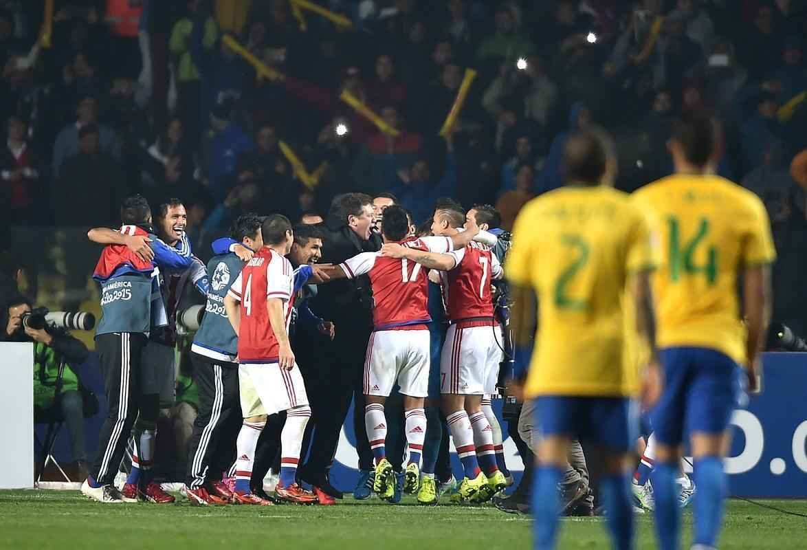Na disputa de pnaltis, Brasil desperdia duas cobranas e  eliminado pelo Paraguai