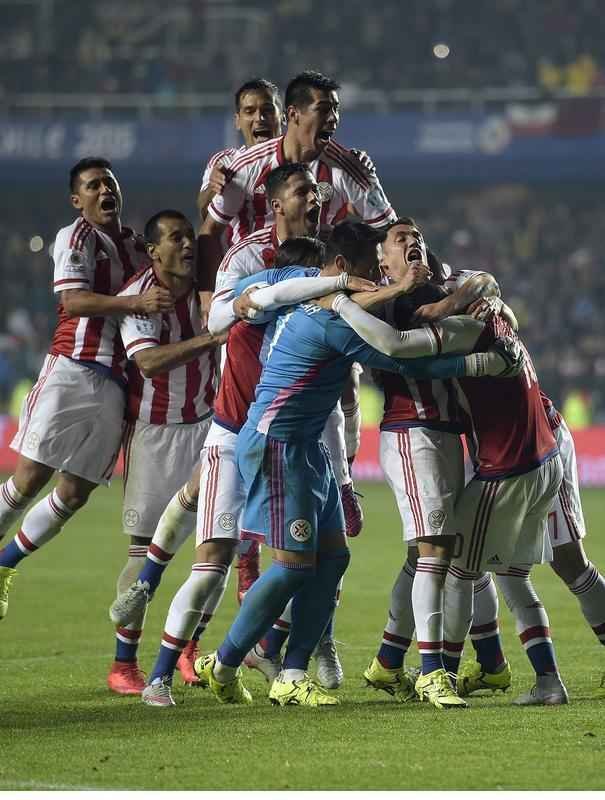 Na disputa de pnaltis, Brasil desperdia duas cobranas e  eliminado pelo Paraguai