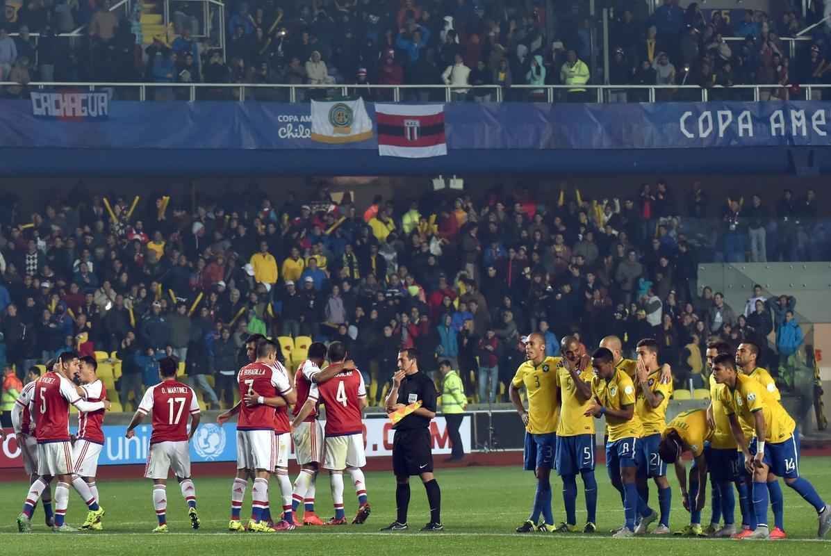 Na disputa de pnaltis, Brasil desperdia duas cobranas e  eliminado pelo Paraguai