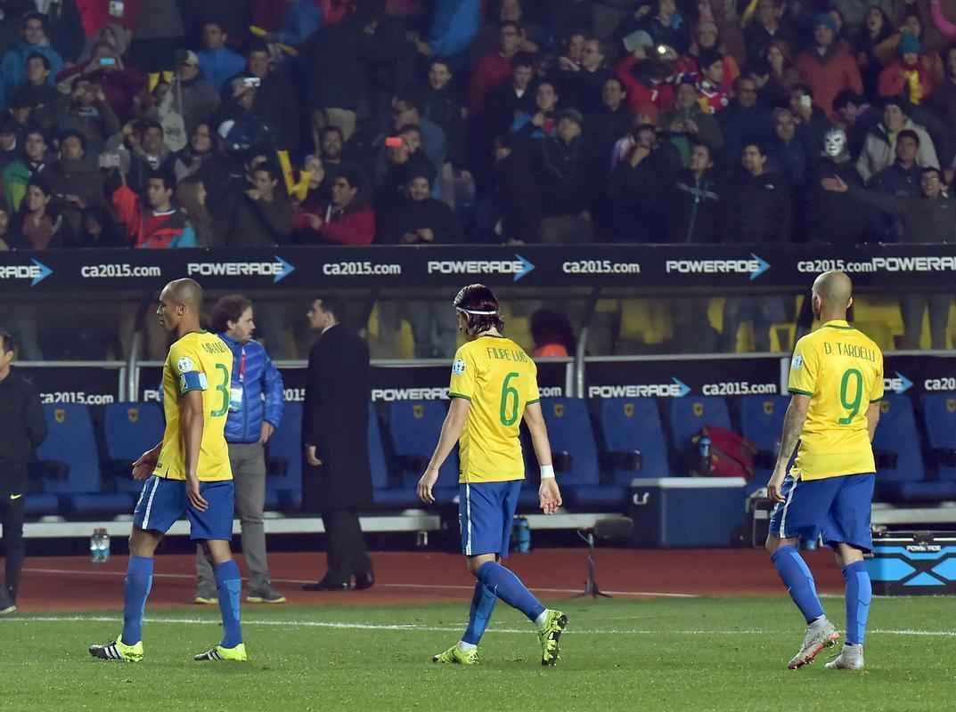 Na disputa de pnaltis, Brasil desperdia duas cobranas e  eliminado pelo Paraguai