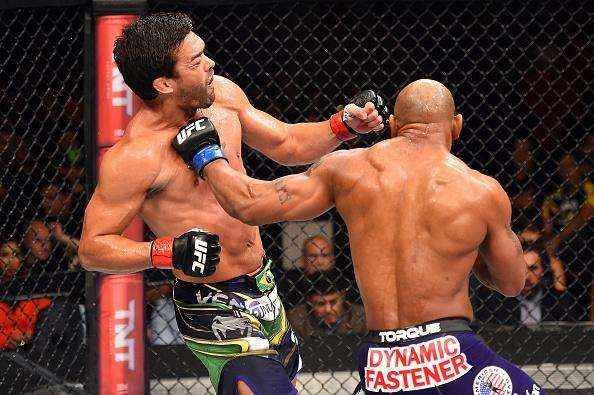 Imagens da vitria de Yoel Romero sobre Lyoto Machida no UFC em Hollywood