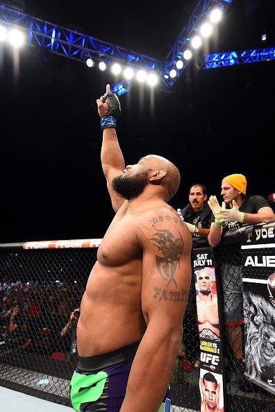 Imagens da vitria de Yoel Romero sobre Lyoto Machida no UFC em Hollywood