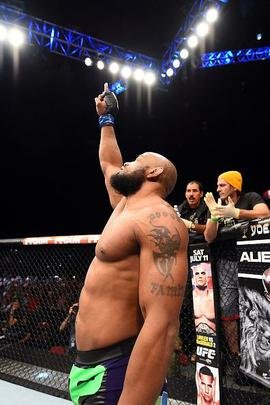 Imagens da vitria de Yoel Romero sobre Lyoto Machida no UFC em Hollywood