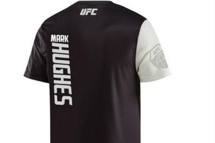 Reebok chamou Matt Hughes, lendrio ex-campeo dos meio-mdios, de Mark Hughes 