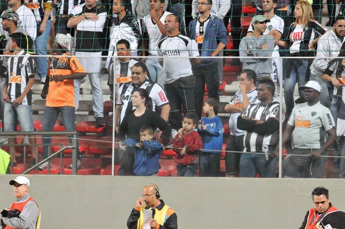 Fotos da torcida do Atltico no Independncia durante a partida contra o Coritiba, pela 10 rodada do Campeonato Brasileiro