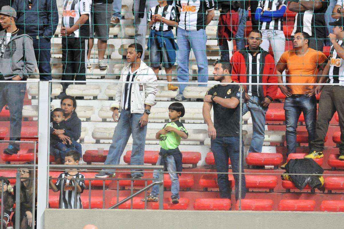 Fotos da torcida do Atltico no Independncia durante a partida contra o Coritiba, pela 10 rodada do Campeonato Brasileiro
