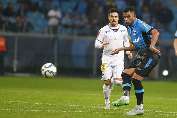 Imagens do jogo entre Grmio e Cruzeiro, pela 10 rodada do Brasileiro, em Porto Alegre
