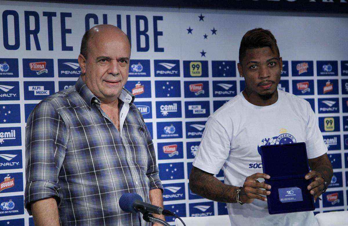 Marinho foi apresentado pelo gerente de futebol do Cruzeiro, Valdir Barbosa, na Toca II