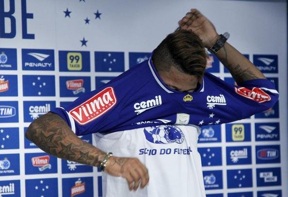 Marinho foi apresentado pelo gerente de futebol do Cruzeiro, Valdir Barbosa, na Toca II