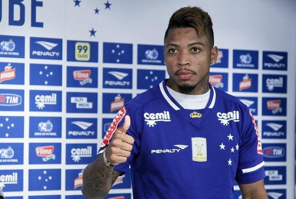 Marinho foi apresentado pelo gerente de futebol do Cruzeiro, Valdir Barbosa, na Toca II