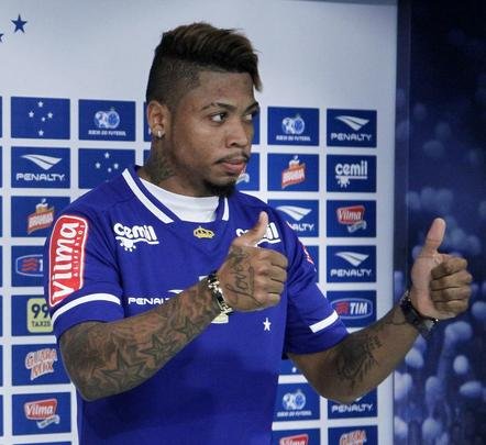 Marinho foi apresentado pelo gerente de futebol do Cruzeiro, Valdir Barbosa, na Toca II