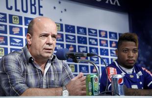 Marinho foi apresentado pelo gerente de futebol do Cruzeiro, Valdir Barbosa, na Toca II