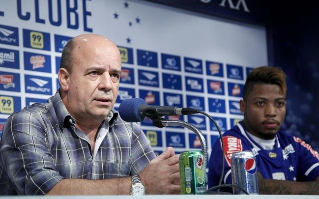 Marinho foi apresentado pelo gerente de futebol do Cruzeiro, Valdir Barbosa, na Toca II