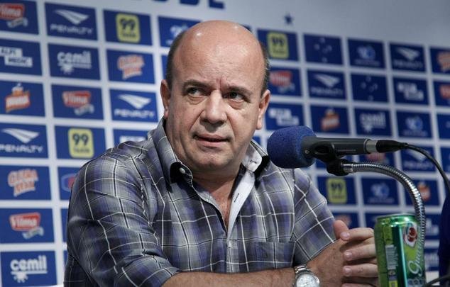 Marinho foi apresentado pelo gerente de futebol do Cruzeiro, Valdir Barbosa, na Toca II