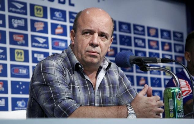 Marinho foi apresentado pelo gerente de futebol do Cruzeiro, Valdir Barbosa, na Toca II