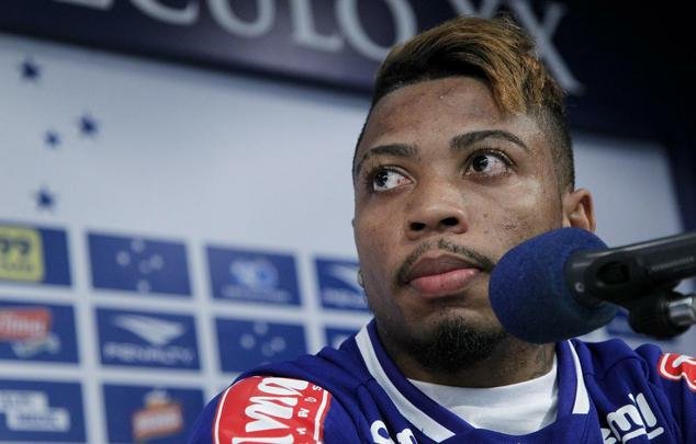 Marinho foi apresentado pelo gerente de futebol do Cruzeiro, Valdir Barbosa, na Toca II