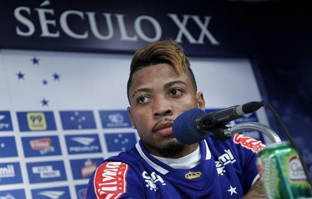 Marinho foi apresentado pelo gerente de futebol do Cruzeiro, Valdir Barbosa, na Toca II