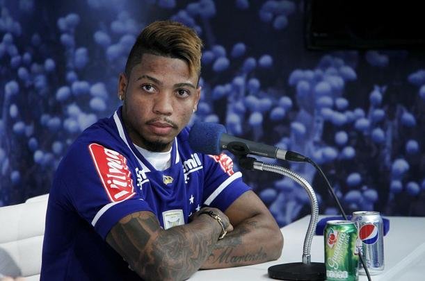 Marinho foi apresentado pelo gerente de futebol do Cruzeiro, Valdir Barbosa, na Toca II