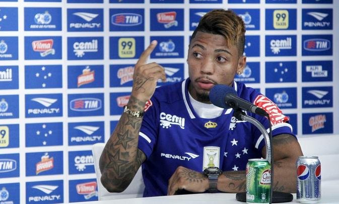 Marinho foi apresentado pelo gerente de futebol do Cruzeiro, Valdir Barbosa, na Toca II