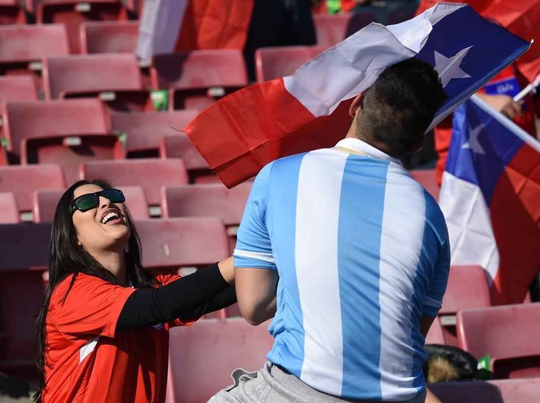 Figuraas e lindas mulheres marcam presena na final da Copa Amrica no Estdio Nacional, no Chile