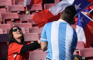 Figuraas e lindas mulheres marcam presena na final da Copa Amrica no Estdio Nacional, no Chile