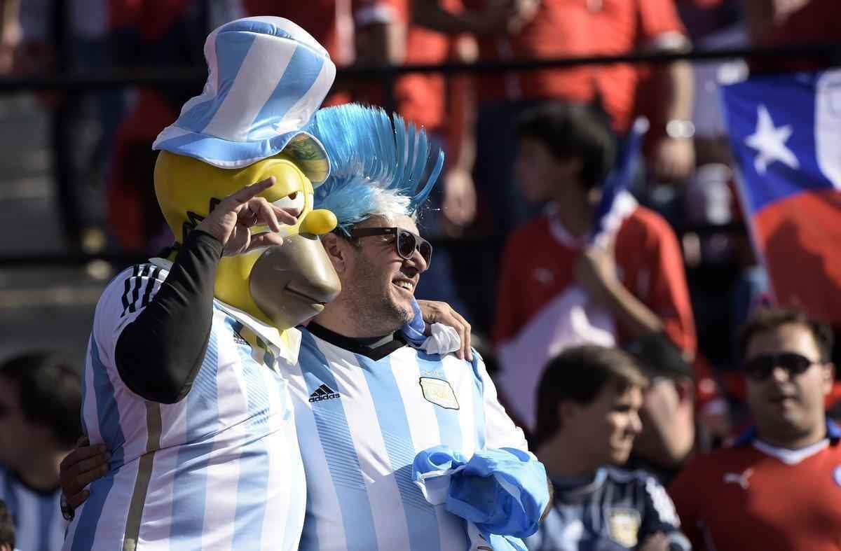 Figuraas e lindas mulheres marcam presena na final da Copa Amrica no Estdio Nacional, no Chile