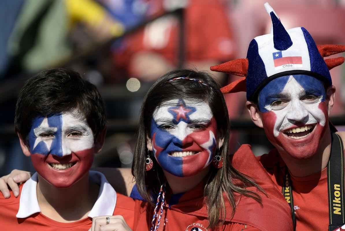 Figuraas e lindas mulheres marcam presena na final da Copa Amrica no Estdio Nacional, no Chile