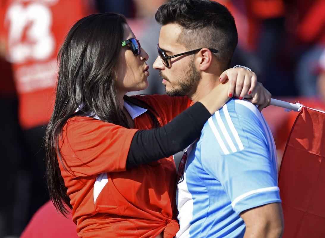 Figuraas e lindas mulheres marcam presena na final da Copa Amrica no Estdio Nacional, no Chile