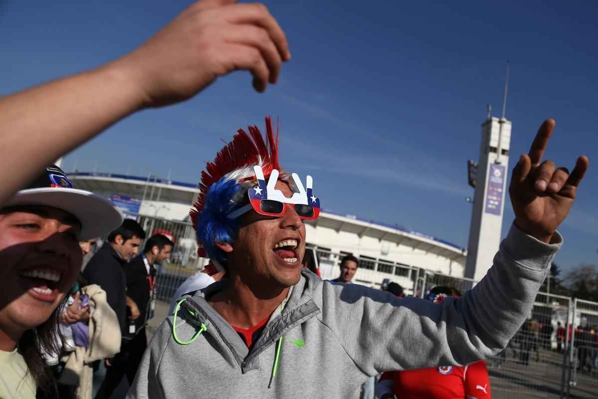 Figuraas e lindas mulheres marcam presena na final da Copa Amrica no Estdio Nacional, no Chile