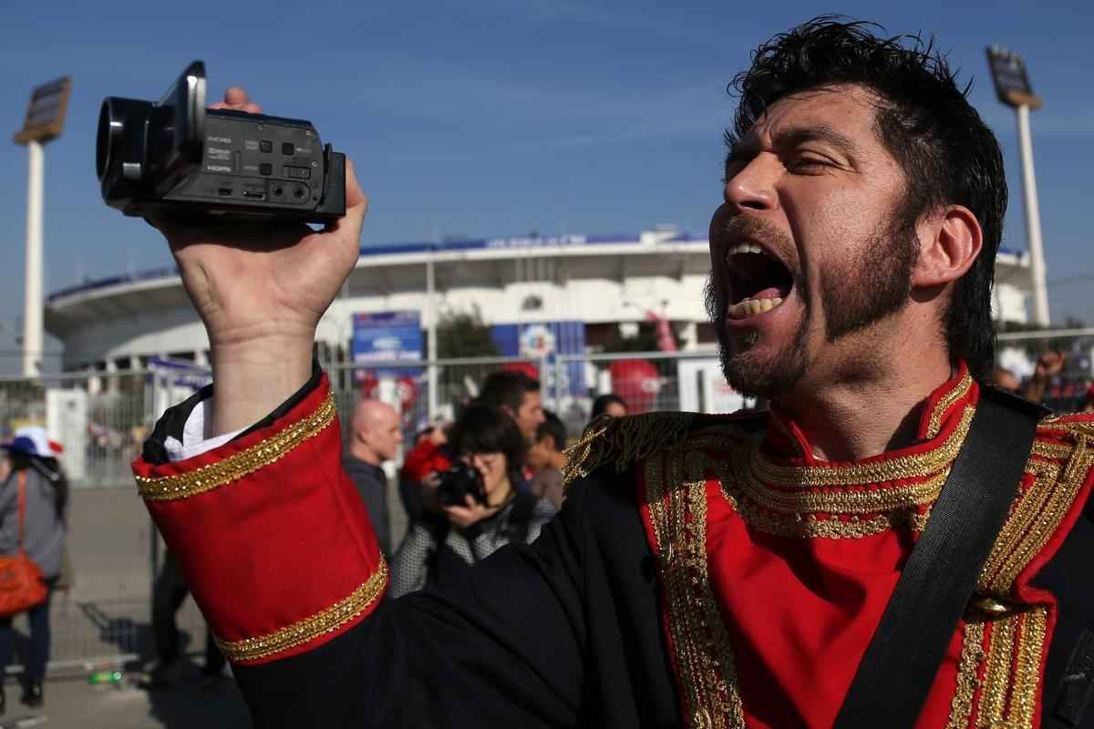 Figuraas e lindas mulheres marcam presena na final da Copa Amrica no Estdio Nacional, no Chile