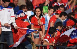 Figuraas e lindas mulheres marcam presena na final da Copa Amrica no Estdio Nacional, no Chile