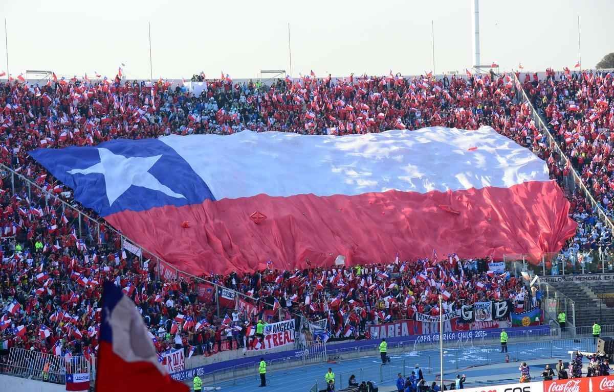 Figuraas e lindas mulheres marcam presena na final da Copa Amrica no Estdio Nacional, no Chile