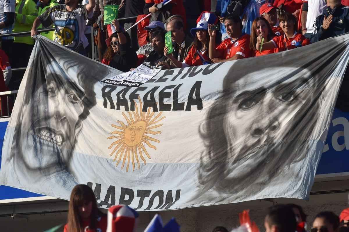 Figuraas e lindas mulheres marcam presena na final da Copa Amrica no Estdio Nacional, no Chile