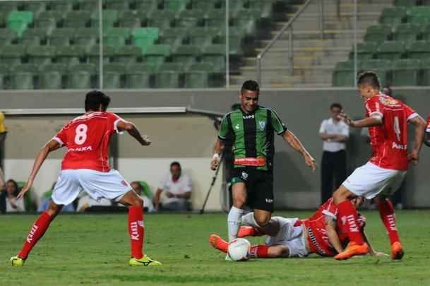 Imagens do jogo entre Amrica e Mogi Mirim no Independncia