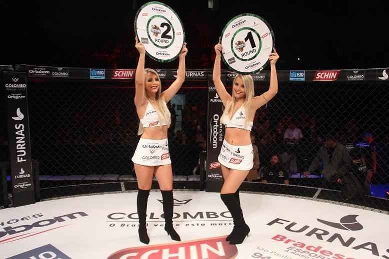 Quarteto de ring girls rouba a cena no Jungle Fight 79