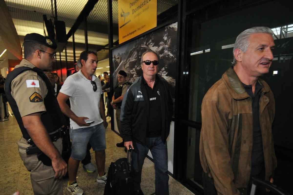 Jogadores do Atltico chegam a Minas e posam para fotos com torcedores no aeroporto