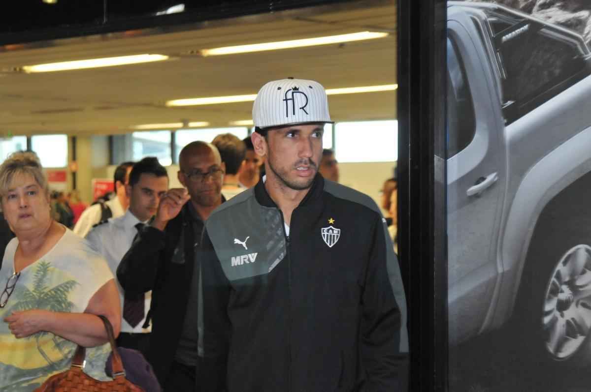 Jogadores do Atltico chegam a Minas e posam para fotos com torcedores no aeroporto