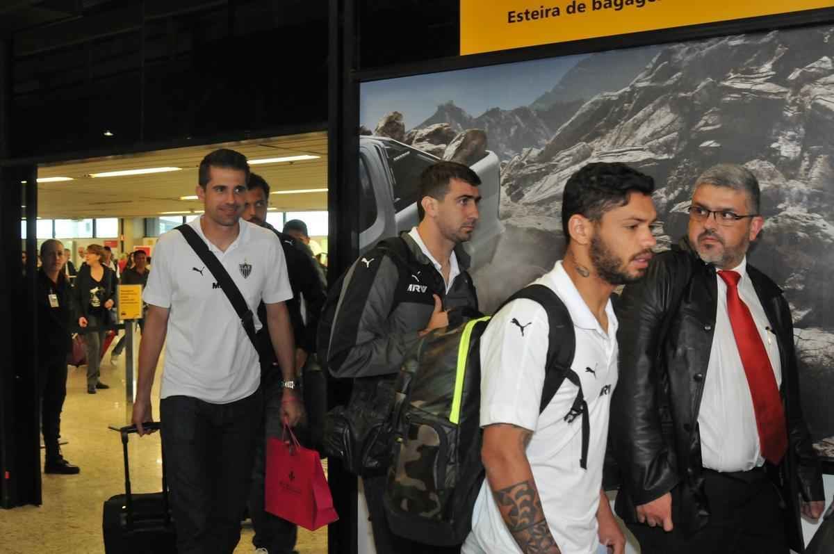 Jogadores do Atltico chegam a Minas e posam para fotos com torcedores no aeroporto