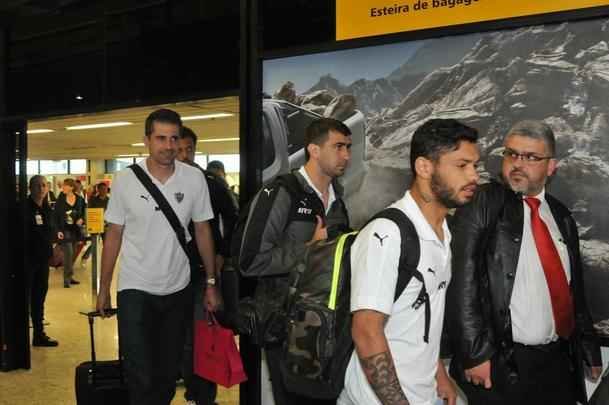 Jogadores do Atltico chegam a Minas e posam para fotos com torcedores no aeroporto