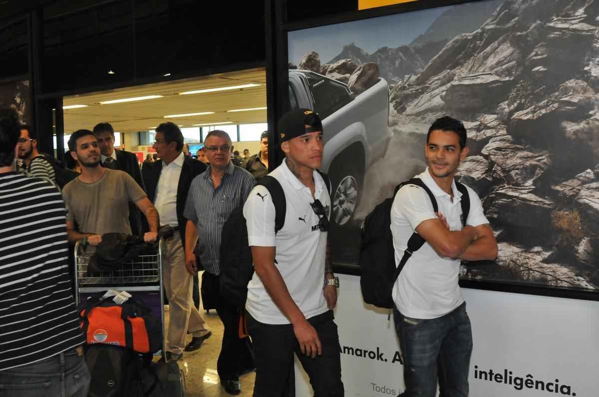 Jogadores do Atltico chegam a Minas e posam para fotos com torcedores no aeroporto