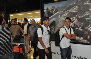 Jogadores do Atltico chegam a Minas e posam para fotos com torcedores no aeroporto
