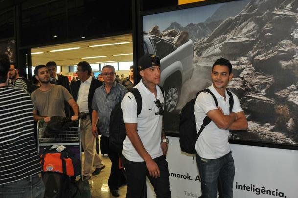 Jogadores do Atltico chegam a Minas e posam para fotos com torcedores no aeroporto