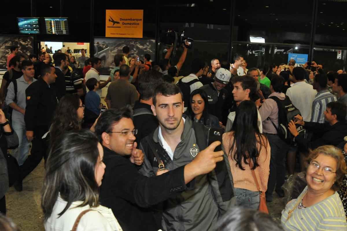 Jogadores do Atltico chegam a Minas e posam para fotos com torcedores no aeroporto
