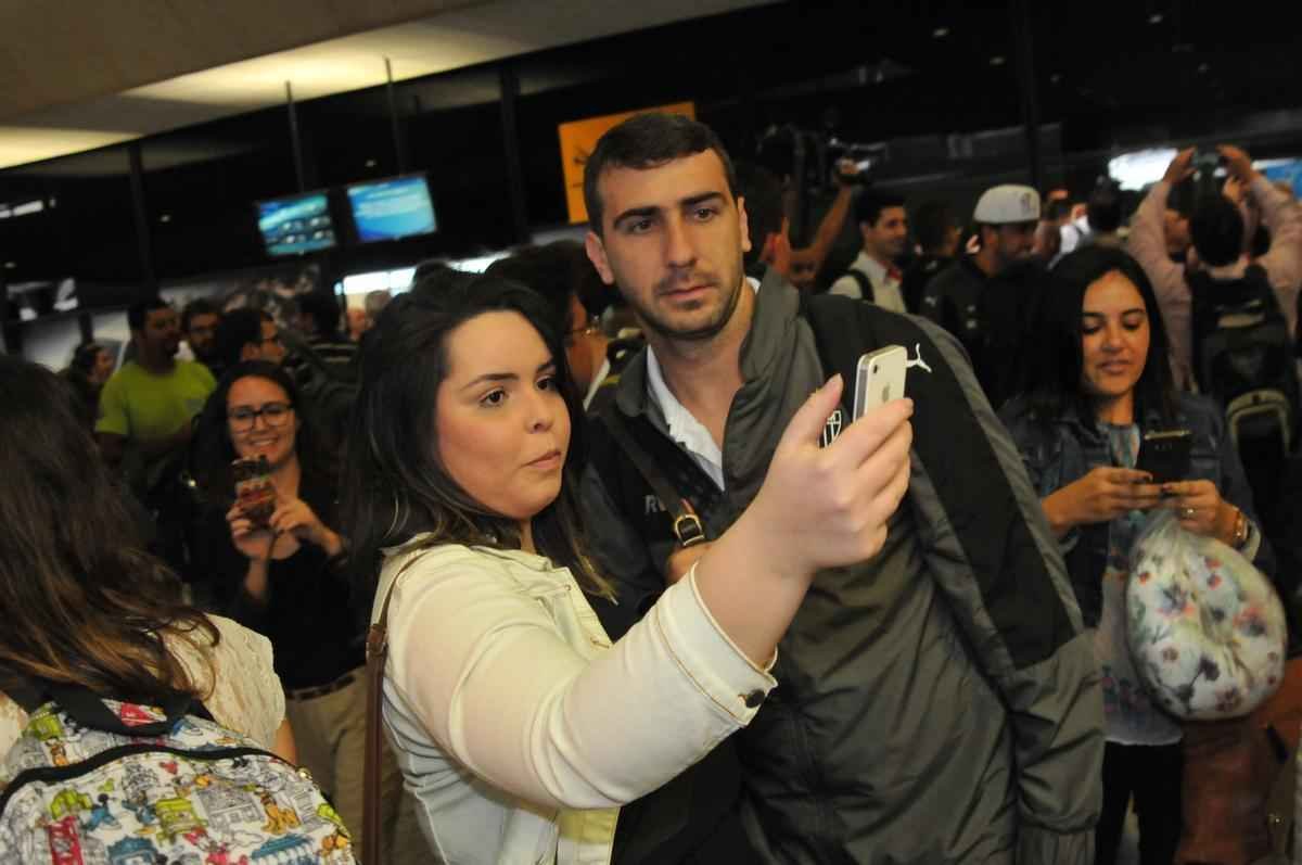 Jogadores do Atltico chegam a Minas e posam para fotos com torcedores no aeroporto