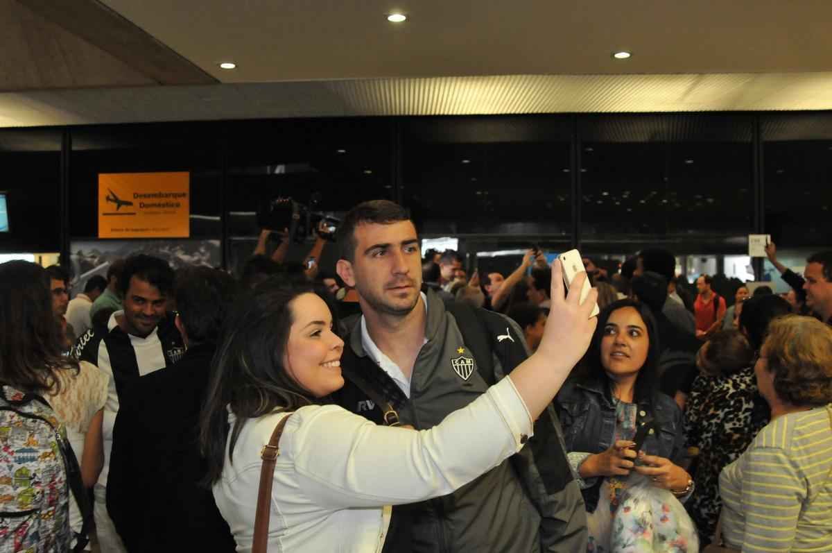 Jogadores do Atltico chegam a Minas e posam para fotos com torcedores no aeroporto