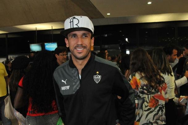 Jogadores do Atltico chegam a Minas e posam para fotos com torcedores no aeroporto