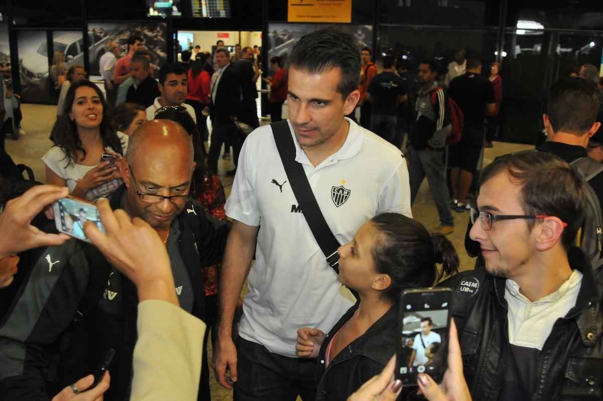 Jogadores do Atltico chegam a Minas e posam para fotos com torcedores no aeroporto