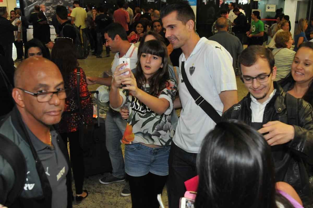 Jogadores do Atltico chegam a Minas e posam para fotos com torcedores no aeroporto