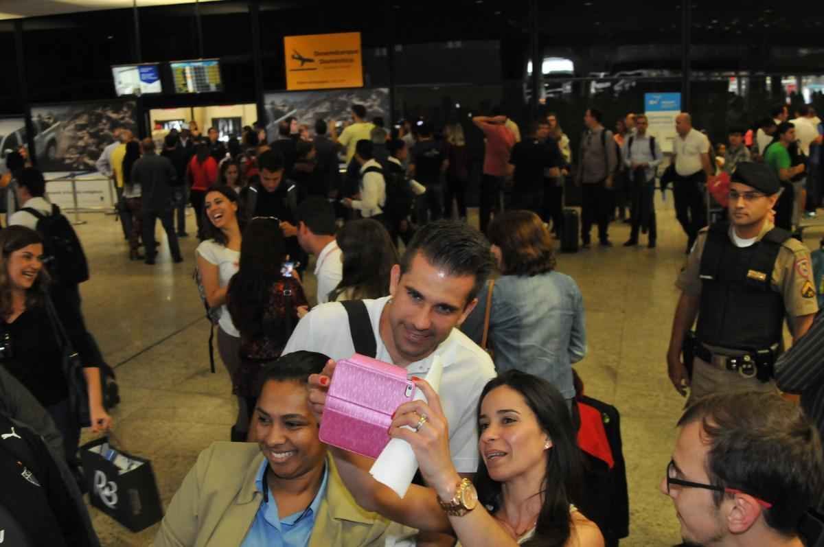 Jogadores do Atltico chegam a Minas e posam para fotos com torcedores no aeroporto